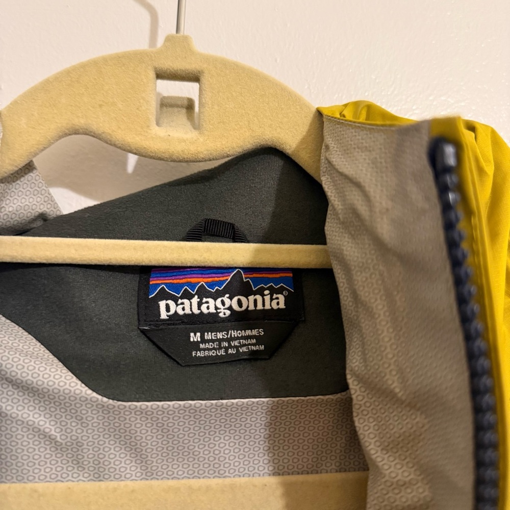 Patagonia Torrentshell Packable Blue and Yellow Rain Jacket - Picture 12 of 13